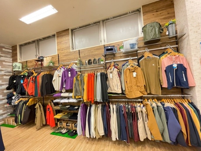 「LOGOS」アウトドア売り場にアパレルブースが誕生！！ LAPIAS万代家具 愛知県一宮市と桑名市、岐阜の家具屋 名古屋近郊